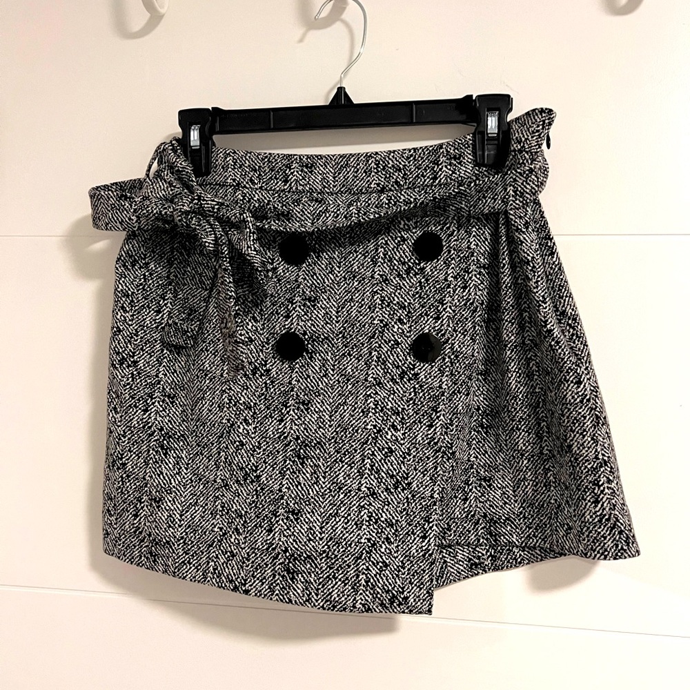 Express Womem buttons detailed skort.